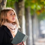 Seperti halnya karya seni rupa, sastra juga memiliki nilai estetika yang dapat menggetarkan hati pembacanya. Bukan hanya novel, puisi seringkali dijadikan medium untuk menyampaikan perasaan lewat bahasa yang disusun secara indah. Di era modern ini pun puisi masih diminati dan banyak ditemukan dalam bentuk buku. Berikut beberapa rekomendasi buku puisi yang sanggup membuat perasaan Anda campur aduk.