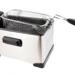 Menggoreng makanan dengan teknik deep frying memang mampu menghasilkan makanan yang lebih renyah, gurih, dan tampak lebih menggiurkan. Untuk melakukan teknik ini, kamu butuh deep fryer. Intip segera cara memilih deep fryer terbaik dan juga pilihan rekomendasi deep fryer terbaik untuk kamu!