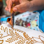 Saat ini batik sudah tersebar hingga keluar negara Indonesia. Banyak turis asing yang membawa oleh-oleh batik ke negaranya karena batik dianggap sebagai oleh-oleh yang autentik dan khas dari Indonesia. Namun, tahukah Anda bahwa batik Indonesia memiliki jenis dan motif yang beragam. Berikut beberapa motif batik menarik yang wajib Anda ketahui. 