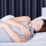 Kualitas tidur yang baik tentu membuat aktivitas sehari-hari akan terasa mudah dijalani. Hal itu dipengaruhi oleh sistem tubuh yang beristirahat dengan baik ketika tidur. Itu mengapa, membuat kualitas tidur yang baik perlu dilakukan, mulai dari waktu tidur, kenyamanan, hingga pikiran yang tanpa stres. Kenyamanan tidur bisa kamu dapatkan dengan penggunaan bantal yang tepat. Bantal guling bisa kamu gunakan untuk mendapatkan kenyamanan tidur sepanjang malam. 