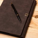 Pulpen parker memiliki kesan profesional yang ditampilkan melalui desain nan elegan. Tak heran banyak perusahaan yang menjadikan pulpen ini sebagai souvenir. Untuk kamu yang sedang mencari untuk souvenir maupun pemakaian pribadi, BP-Guide sudah menyiapkan rekomendasi pulpen Parker Terbaik khusus untukmu. Simak sampai habis ya!