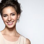 Perempuan pasti ingin tampil sempurna walau pada dasarnya sudah memiliki wajah cantik. Tetapi jika wajah tak dirawat pasti akan kurang bagus juga. Nah, Anda bisa menggunakan sejumlah produk kecantikan favorit para selebriti Hollywood agar wajah tampak berkilau.