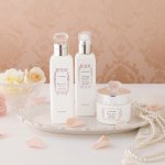 女性にヘアケアグッズのプレゼントが喜ばれる理由は？選び方のポイントは？相場は？人気の種類は？これらの疑問を徹底調査してまとめました。彼女や妻などの女性にヘアケアグッズをプレゼントするときは、雑誌やテレビなどで話題のブランドを選ぶのがおすすめです。さらに、女性に人気のヘアケアグッズを【2026年版】としてランキング形式でご紹介させていただきますので、ぜひ参考にしてください。