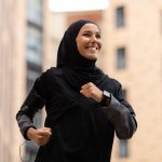 Para muslimah tetap butuh olahraga supaya selalu sehat. Untuk itu, pastikan kamu punya pakaian dan hijab yang nyaman guna menemani aktivitas olahragamu. Hijab untuk olahraga berbeda dengan hijab untuk kegiatan keseharian. Nah, simak tips memilihnya dan rekomendasinya, yuk!