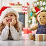 4歳の女の子には、興味に合ったおもちゃや知育玩具をクリスマスに贈りましょう。幼稚園や保育園で流行っているキャラクターのグッズや乗り物なども喜ばれます。今回は、ベストプレゼントの情報やwebアンケートの回答をもとに、4歳の女の子へのクリスマスプレゼントとしておすすめの商品を編集部が厳選！人気の商品のランキングとともに、選び方のポイントも解説しているので、最後まで読んでとっておきのアイテムを見つけてください。