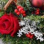 恋人や家族と過ごす特別なクリスマスに、おしゃれな花ギフトを贈りませんか。今回は【2021年最新情報】をもとに、クリスマス限定のフラワーアレンジメントや、想いの伝わる真っ赤なバラの花束など人気の12アイテムをピックアップしました。喜ばれる理由やどんな方におすすめかなどを解説していますので、ぜひプレゼントを探すときの参考にしてください。