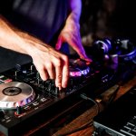 Memilih DJ Controller yang tepat adalah langkah penting bagi seorang DJ untuk menghasilkan musik berkualitas. Dalam artikel ini, kami akan memberikan rekomendasi DJ Controller terbaik yang cocok untuk berbagai level pengalaman dan gaya musik. Temukan DJ Controller yang sesuai dengan kebutuhan Anda dan tingkatkan performa DJ Anda dengan peralatan yang tepat.