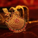This article recommends a number of great wedding anniversary gifts that you can get for your spouse, a friend or even your parents on their wedding anniversary. It includes everything starting with jewellery to showpiece items. Go ahead and take a look!