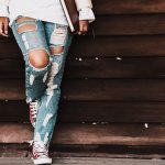 Jeans yang berlubang bukan sekadar pakaian, tetapi karya seni yang menghadirkan semangat bebas dan ekspresi pribadi. Mari kita jelajahi bersama bagaimana ripped jeans menjadi simbol keberanian dalam memadukan gaya klasik dengan nuansa yang penuh semangat.