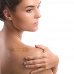 Punya bekas luka rasanya bikin nggak percaya diri. Bukan hanya warnanya saja yang tidak merata, beberapa bekas luka justru menimbulkan tonjolan yang sangat mengganggu. Nah, daripada nggak pede terus, mending diobatin aja, yuk! BP-Guide punya beberapa rekomendasi obat pembersih luka yang wajib Anda coba, nih.