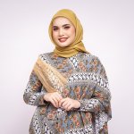 Cari tahu rekomendasi baju batik wanita terbaru yang cocok untuk acara formal maupun casual agar kamu mendapatkan pilihan batik yang sesuai.