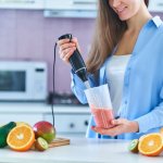 Doyan bepergian dan suka bikin jus buah/sayur sendiri? Lagi ngekos dan ngga pengen punya full blender tapi butuh blender? Yuk, simak rekomendasi hand blender berkualitas hanya di BP-Guide.id!  