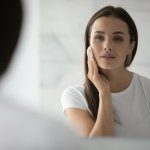 Membersihkan wajah bisa kamu lakukan dengan micellar oil untuk mengangkat make up waterproof. Jangan salah memilih micellar oil karena kulit berminyak dan kulit kering ataupun sensitif membutuhkan jenis minyak yang berbeda. Ada rekomendasi micellar oil yang bisa jadi pilihan kamu dan dijelaskan pula untuk jenis kulit seperti apa. Ikuti pembahasannya di BP-Guide. 