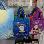 Membawa bekal dari rumah adalah salah satu langkah hidup sehat yang bisa dibiasakan sejak dini. Tak hanya anak sekolahan, Anda juga bisa membawa bekal ke tempat kerja yang tentu lebih terjamin kebersihan dan kesehatannya. Daripada memasukkan kotak bekal ke dalam tas sekolah atau tas kerja yang rentan membuat kotor apabila tercecer, Anda bisa menggunakan tas bekal yang lebih praktis. Berikut adalah rekomendasi tas bekal murah dan ramah lingkungan dari BP-Guide!