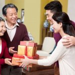 Chỉ còn vài tuần nữa là đến Tết rồi, bạn đã chuẩn bị quà gì cho bố mẹ, người thân chưa? Nếu vẫn chưa biết mua gì thì hãy tham khảo ngay 10 món quà Tết ý nghĩa, thiết thực dành tặng cho bố mẹ (năm 2022) qua bài viết dưới đây nhé! 