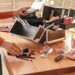 Profesi sebagai makeup artist memang banyak diminati. Jika kamu ingin menjadi salah satunya, maka mulailah melengkapi kebutuhan kamu sebagai seorang makeup artist, salah satunya dengan memiliki makeup case. Dengan makeup case maka kosmetik yang kamu miliki lebih tertata rapi dan kamu jadi tidak kesulitan saat akan membawa koleksi makeup-mu. Cek tips memilihnya dan rekomendasinya dari kami!