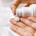 Memilih produk perawatan kulit atau skincare memang harus diperhatikan dengan baik. Pastikan produk skincare yang kamu pilih sudah terdaftar resmi di lembaga BPOM atau Badan Pengawas Obat dan Makanan agar terjamin keamanannya.