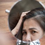 Munculnya uban di rambut adalah sesuatu yang wajar terjadi seiring bertambahnya usia. Namun, uban yang muncul di waktu yang tidak tepat tentu cukup meresahkan. Ada berbagai hal yang menyebabkan munculnya uban lebih cepat. Anda pun bisa mencegahnya dengan menjalani serangkaian pola hidup sehat.