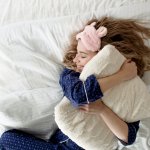 心地良い睡眠をサポートする安眠グッズは、毎日頑張る女性へのプレゼントに大人気です。そこで今回は、今話題になっているおしゃれな安眠グッズを、webアンケート調査などを元に編集部が厳選しました。人気アイテムの魅力やおすすめの理由などを解説しながら、ランキング形式でご紹介します。どんな女性に向いているかなどもまとめていますので、ぜひプレゼント選びの参考にしてください。