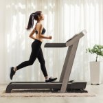 Treadmill merupakan salah satu alat kebugaran yang paling populer. Pasalnya, alat ini sangat mudah dijumpai di pusat kebugaran, gelanggang olahraga, dan tempat olahraga lainnya. 