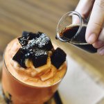 Belakangan ini, minuman dengan bahan dasar dan campuran jelly memang sedang populer. Teksturnya yang kenyal dan enak membuat minuman ini jadi  penghilang dahaga dan pengganjal lapar yang oke. Kali Ini, BPGuide akan mengulas tentang minuman Jelly yang bisa kamu buat sendiri di rumah.