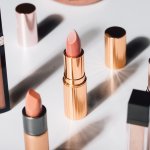 Tidak jarang wanita senang mengoleksi berbagai macam lipstik. Apalagi jika lipstik-lipstik itu ialah lipstik favorit selebriti idola mereka. Tentunya mau dong tampil menawan layaknya selebriti papan atas! Nah di artikel ini BP-Guide akan memberitahu bocoran shade dan merek lipstik favorit mereka. Check it out.