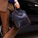 Tas kerja adalah salah satu aksesori penting bagi pria yang berkarier. Dalam kesibukan sehari-hari, tas kerja tidak hanya menjadi pelengkap gaya, tetapi juga menjadi tempat untuk membawa segala kebutuhan Anda dengan gaya yang khas.