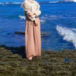 Sebagai perempuan muslim, pergi ke pantai tetap harus mengenakan setelan yang menutup aurat. Hal ini tentu membuat bingung ketika menentukan baju pantai muslimah. Namun, berikut ada 30 rekomendasi ahli fashion yang bisa dijadikan panduan berpakaian!