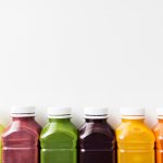 Tidak ada orang yang ingin sakit. Sebisa mungkin kita menjaga diri dari aneka penyakit, misalnya saja dari penyakit berbahaya yang disebabkan oleh tingginya kadar kolesterol dalam darah. Selain menjaga pola makan, kamu wajib tahu aneka kebiasaan baik yang bisa bikin kadar kolesterol kamu jadi menurun. Cek di bawah ini, ya!