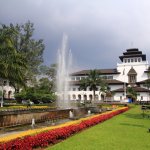 Bandung masih menjadi tempat wisata favorit karena selalu menyajikan hal-hal baru untuk dinikmati. Agar liburan Anda benar-benar berkesan selama di Bandung, BP-Guide memiliki rekomendasi tempat wisata yang layak untuk dikunjungi. Jika ingin menginap, pilih saja rekomendasi hotel-hotel menarik berikut ini agar Anda semakin nyaman berada di Bandung.