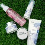 Selain makeup, skincare menjadi produk kecantikan yang patut dimiliki oleh para wanita untuk merawat kesehatan kulit. Berbicara tentang skincare, kini telah banyak merek yang menghadirkan beragam produk skincare untuk kulit wajah dan tubuh. Dari sekian banyak merek skincare, JGlow adalah salah satu merek terpercaya yang patut dipilih. Berikut adalah 10 rekomendasi skincare JGlow yang banyak dipakai wanita.