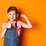 Pada usia 2 tahun, pemenuhan nutrisi yang tepat sangat penting bagi perkembangan optimal anak Anda. Salah satu aspek penting adalah pilihan susu yang tepat untuk mendukung pertumbuhan dan kesehatan mereka. Dengan banyaknya opsi yang tersedia, Anda perlu memilih susu yang mengandung nutrisi penting dan disukai anak Anda.