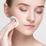 Toner merupakan salah satu produk kecantikan yang berfungsi untuk membersihkan wajah dari sisa make-up atau kotoran yang menempel. Tekstur toner biasanya berupa cairan. Produk kecantikan ini bermanfaat untuk memberikan keseimbangan pH pada kulit wajah. 