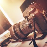 Ingin menjajal menjadi fotografer andal? Tentunya, Anda mesti mengenali teknik dan juga hal-hal lain yang terkait fotografi. Tak kalah penting di awal adalah melengkapi perlengkapan fotografi Anda. Sebelumnya, baca ulasan serta rekomendasi perlengkapan kamera berikut ini, ya.