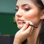 Apakah Anda ingin menciptakan tampilan bibir yang sempurna dan tahan lama? Lip liner adalah alat yang tepat untuk membantu Anda mendefinisikan bentuk bibir dengan presisi. 