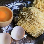 Mi telur merupakan salah satu bahan pangan yang mudah ditemukan di sekitar kita. Ada mi kering dan mie basah jenisnya. Selain mudah diolah, rasa mi telur juga sangat enak. Nah, yuk intip tips memilih mi telur dan juga rekomendasinya!