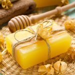 Madu memang dikenal punya banyak khasiat. Apabila biasanya Anda menggunakan madu untuk dikonsumsi, kini Anda bisa menggunakan madu dari luar untuk mendapatkan khasiatnya. Caranya yakni dengan menggunakan sabun madu. Mau tahu apa manfaat dari sabun berwarna kuning keemasan dan aroma lembut ini? Baca selengkapnya di artikel BP-Guide
