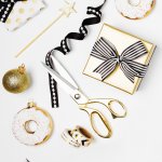 Sebagaimana Anda selalu memperhatikan penampilan ketika hendak bertemu seseorang, Anda juga harus memperhatikan penampilan benda yang hendak Anda berikan kepada orang lain, seperti kado. Cara membungkus kado pun akan sangat berpengaruh, karena bisa menunjukkan tenaga dan waktu yang Anda keluarkan untuk menghasilkan penampilan kado yang menarik. Butuh inspirasi dalam membungkus kado yang istimewa? Simak saja di artikel BP Guide satu ini.