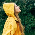 Wanita, seperti pria, membutuhkan jas hujan untuk melindungi diri mereka dari hujan dan cuaca yang buruk. Selain itu, jas hujan juga dapat memberikan perlindungan tambahan seperti meminimalkan risiko terkena kotoran dan infeksi.