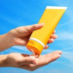 Sunscreen merupakan senjata wajib bagi kamu yang hobi melakukan aktivitas outdoor. Tapi jangan salah, lho, kamu yang kerap berada di dalam ruangan juga butuh perlindungan sunscreen karena sinar UV A dan UV B diyakini dapat menembus ruangan. Nah, kamu pasti tidak mau, dong, terpapar efek buruk akibat ekspos dari sinar matahari? Yuk, simak 10 rekomendasi sunscreen lotion dengan formula yang menyehatkan kulit!