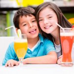 Yang namanya anak-anak pasti suka jajan dan mengonsumsi minuman baik di rumah maupun di sekolah. Untuk mengurangi bahaya minuman yang dijual di pasaran dan berhemat, Moms bisa kok membuatkan minuman sehat untuk anak. Minuman sehat ini bisa menggunakan bahan-bahan seperti buah, susu, dan rempah-rempah. Ikuti saja panduan dari BP-Guide dalam artikel berikut ini.