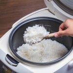 Menjaga pola makan rendah karbohidrat saat sedang menjalani diet sehat dapat menjadi tantangan, terutama dalam memasak nasi. Temukan rice cooker low carbo terbaik yang akan memudahkan Anda dalam menjaga pola makan yang sehat dan mengurangi asupan karbohidrat.