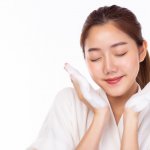 Mencuci muka wajib memakai sabun cuci muka. Untuk remaja, kamu wajib gunakan sabun cuci muka khusus untuk remaja karena formulanya tidak terlalu keras dan aman untuk wajah. Nah, jangan sampai salah pilih dan bikin wajah jadi iritasi, simak tips memilih sabun cuci muka dari kami! Simak juga rekomendasinya dari kami, ya!