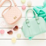 女性の誕生日に喜ばれる人気の小物ブランドについて、2023年度最新版をランキング形式でご紹介します。世代によってもブランドの志向が変わるので、注意が必要です。20代の女性であれば、ブランド物に少しずつ憧れを抱き始める時期なので、流行りのブランドやデザインが喜ばれる傾向にあります。このような選び方のポイントや予算相場なども徹底調査しましたので、プレゼントの選びの参考にしていただければ幸いです。
