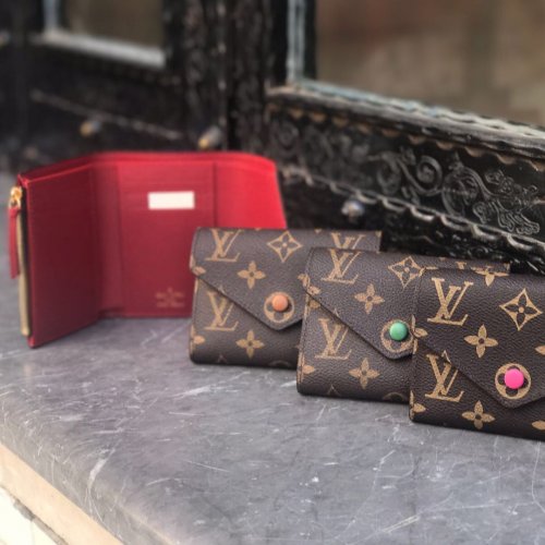Berburu Dompet Branded Wanita Di 5 Rekomendasi Tempat Tepercaya<script async src=