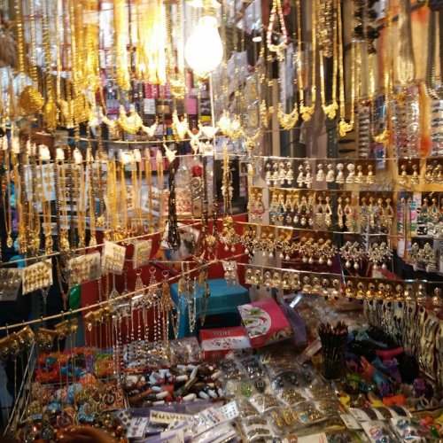 हैदराबाद की बेगम बाजार से ये 10 खास चीजें खरीदिए जो आपको जरूर पसंद  आएंगी।हैदराबाद मोती की खरीदारी (2020)