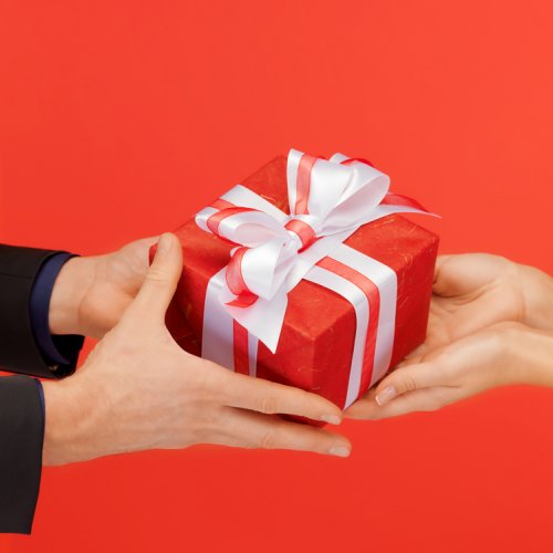 30 Suvenir Unik Yang Cocok Dijadikan Kado Pertunangan Untuk Sahabat Versi Pakar Kado 2021