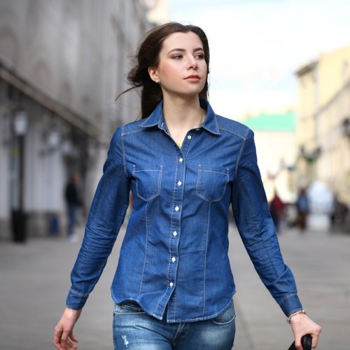 7 Gaya Pilihan Atasan Jeans Untuk Wanita Yang Fashionable (2018)