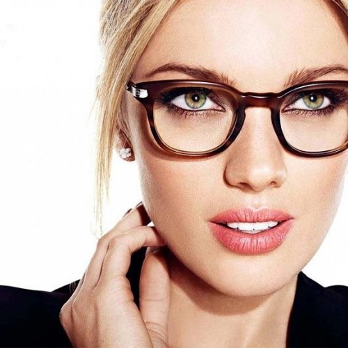 Kacamata untuk wajah lonjong wanita