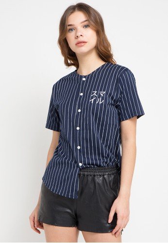 9 Ide Outfit Pria Pakai Jersey Baseball, Edgy Abis!